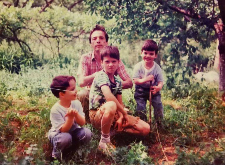 Доц. Мангъров през 1993 година с децата